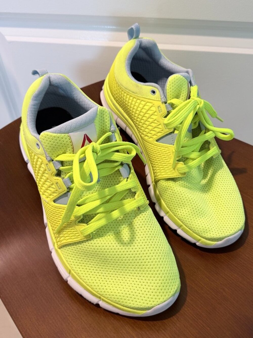 Reebok sneakers size 10 LIKE NEW! Beautiful comfortable, lightweight